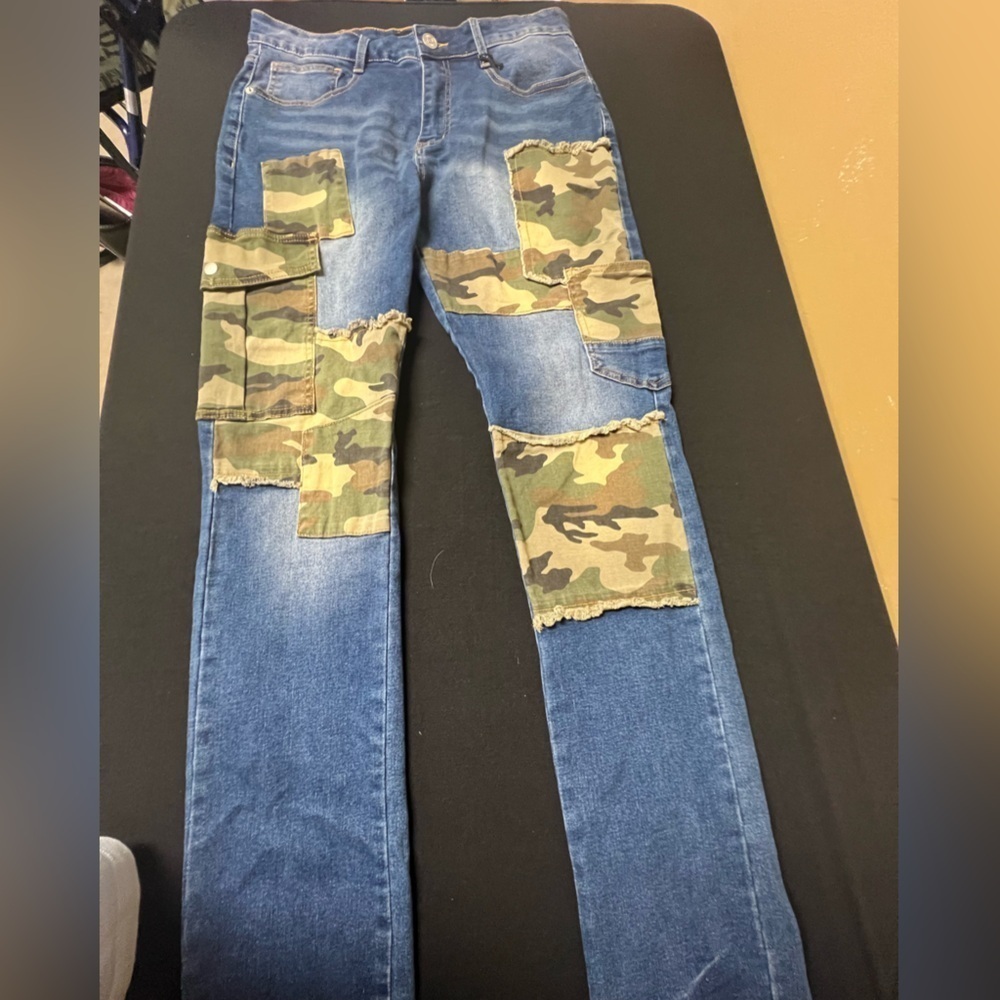 FOREVER 21 MEN’S DENIM SLIM JEANS W/CAMO PATCHES WAIST 32